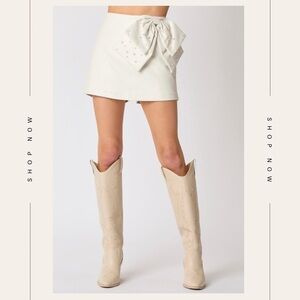 Pearled bow vegan-leather skort - off white